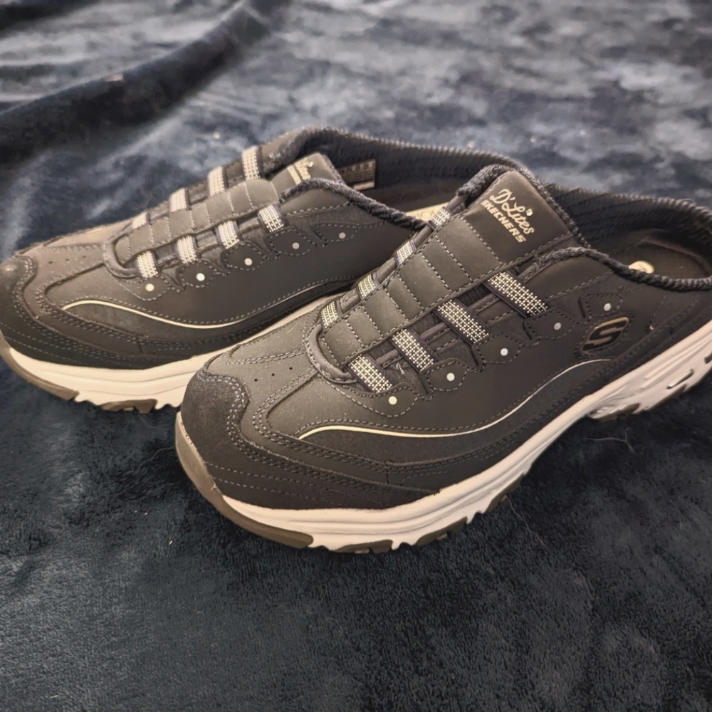 Skechers Navy&White size 10 women's memory foam D'lites